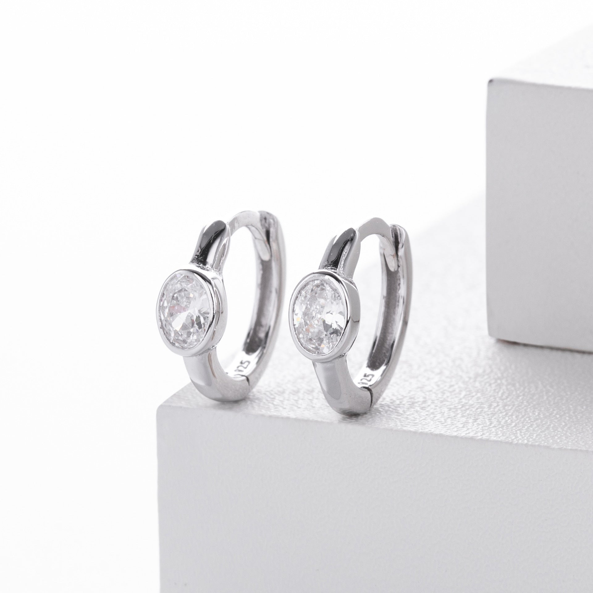 Damen Ohrstecker aus 925er Sterlingsilber mit funkelndem Zirkonbesatz Shop Nory