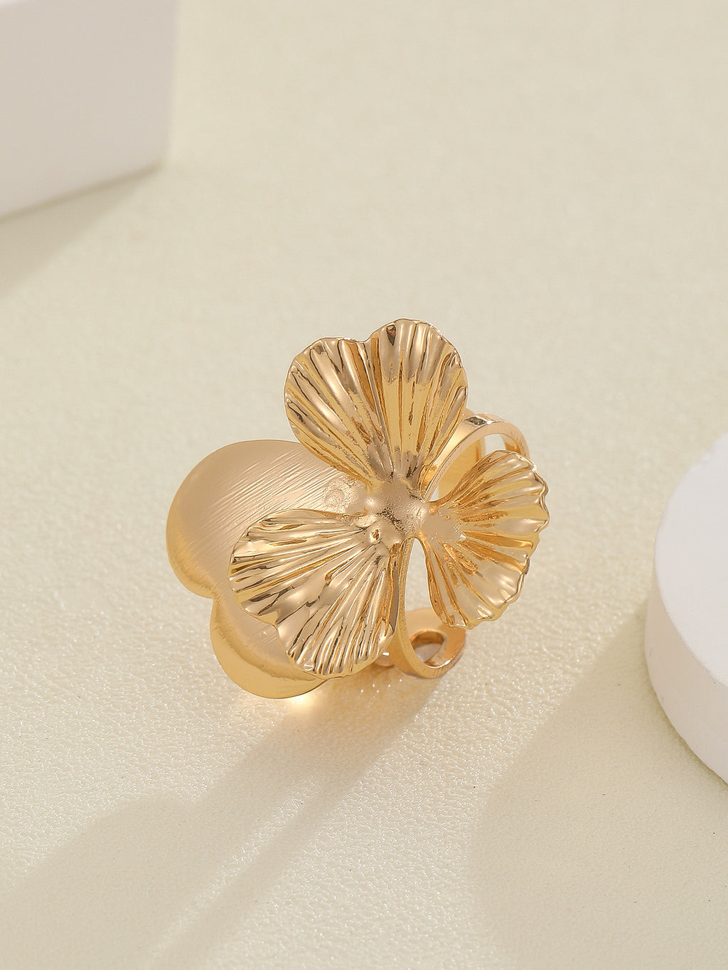 Damen Ring mit kunstvollem Muschel- und Schleifenmotiv Shop Nory