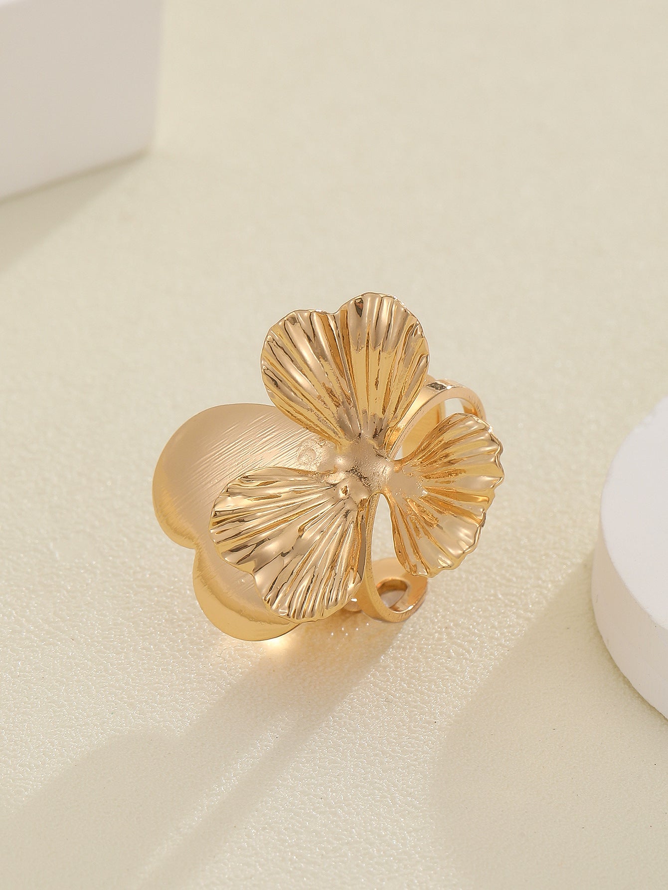 Damen Ring mit kunstvollem Muschel- und Schleifenmotiv Shop Nory