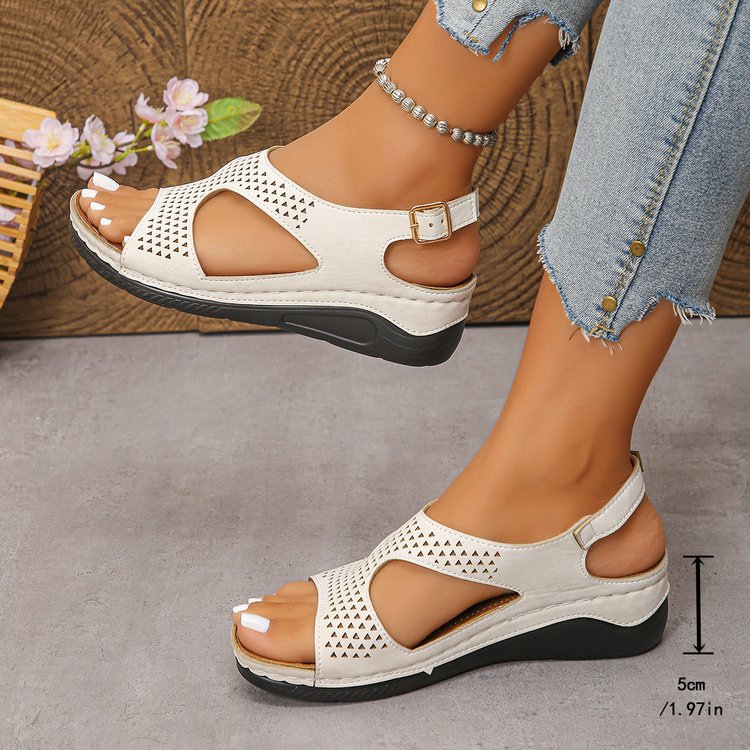 Damen Bequeme Keilsandalen mit perforierten Details