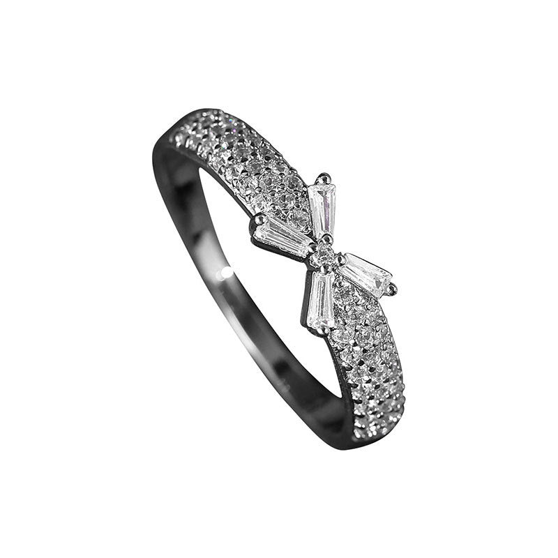 Damenring mit kunstvoller Schleifenverzierung und funkelnden Zirkonia-Steinen Shop Nory