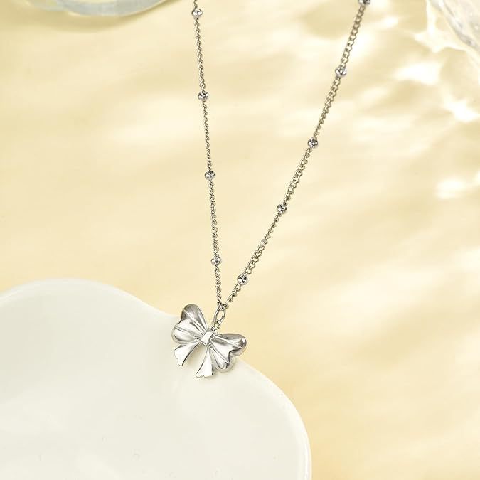 Damen Halskette mit eleganten Schmetterlingsanhänger und feiner Gliederkette Shop Nory