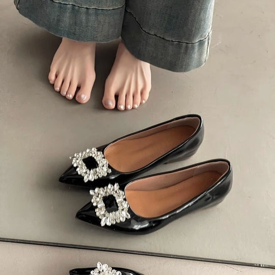 Damen Spitz zulaufende Lack‑Ballerinas mit funkelnder Kristall‑Zierbrosche Shop Nory