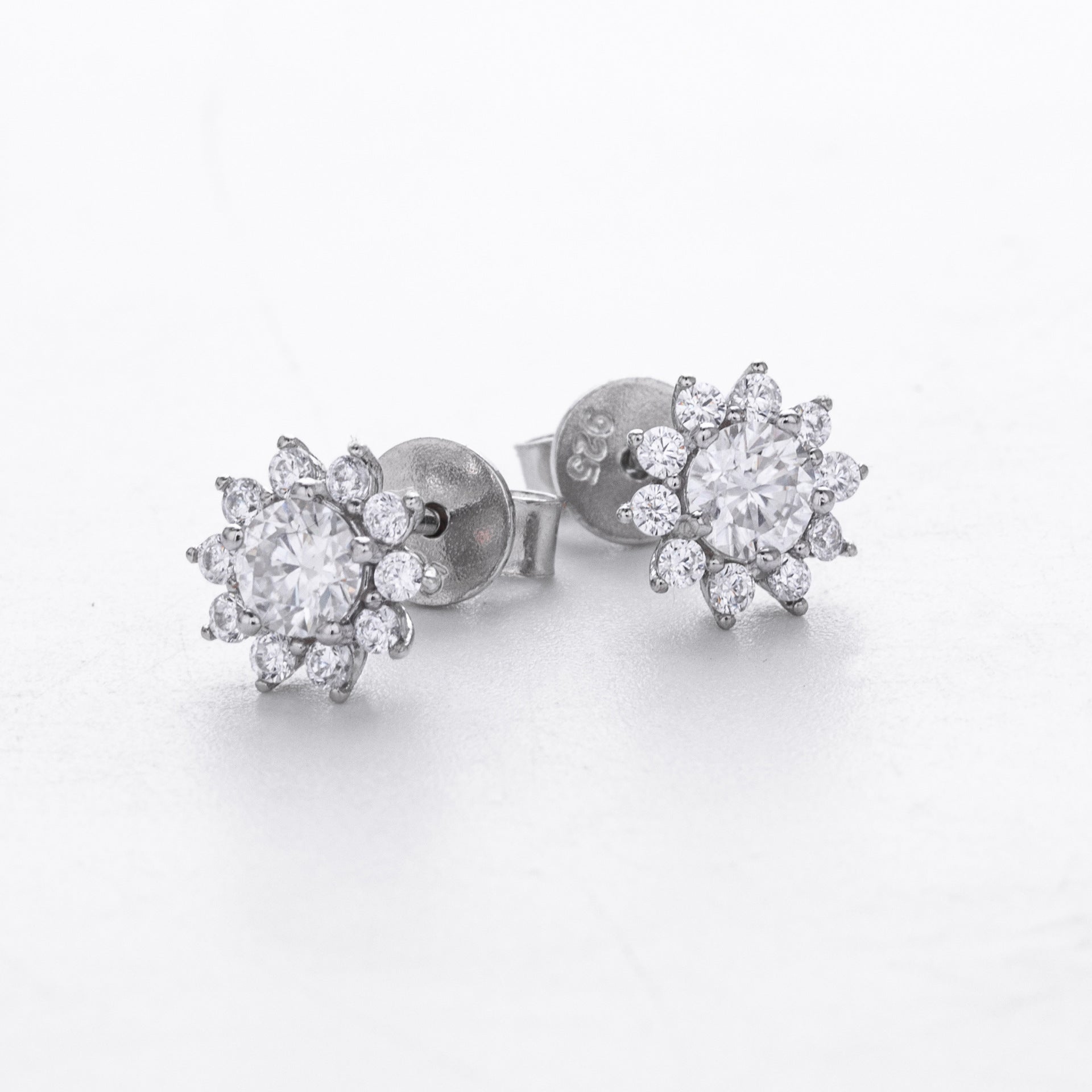 Damen Ohrstecker mit luxuriösem Moissanit-Blütenmotiv aus hochwertigem 925 Sterling Silber Shop Nory