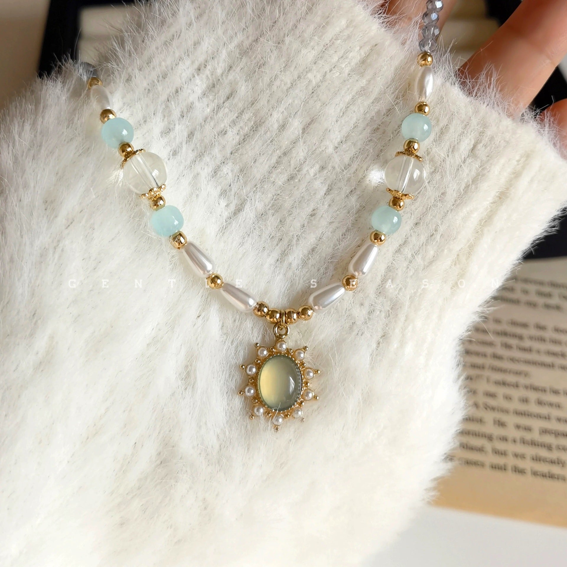 Damen Halskette mit kunstvollen Edelstein-Elementen und auffälligem Anhänger Shop Nory