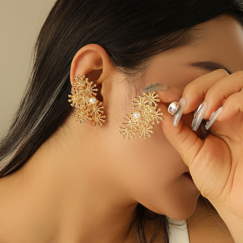 Damen Ohrclips mit kunstvollem Blumendesign und Perlenakzent Shop Nory
