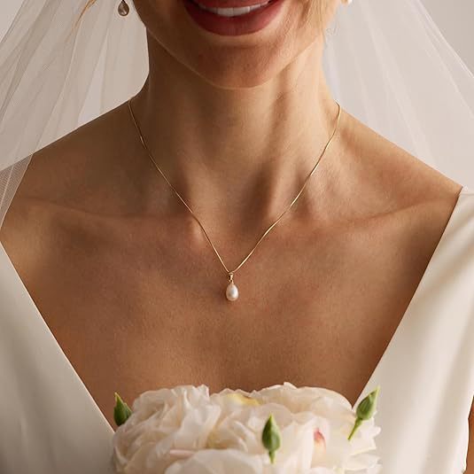 Damen Halskette mit tropfenförmigem Perlenanhänger und feiner Gliederkette Shop Nory