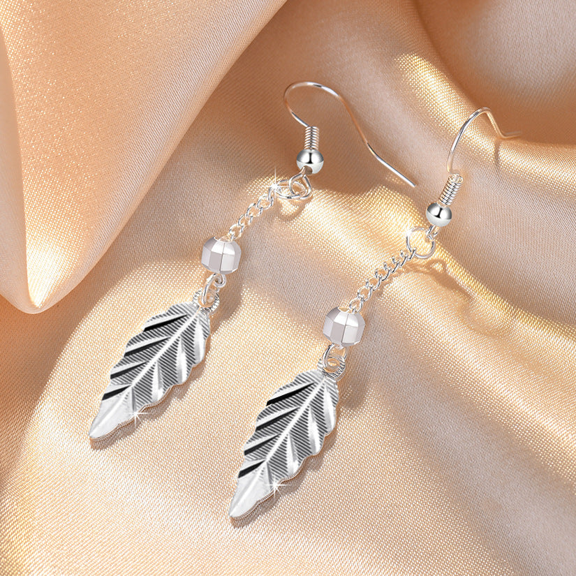 Damen hängende Ohrfeige mit detailgetreuem Federdesign Shop Nory