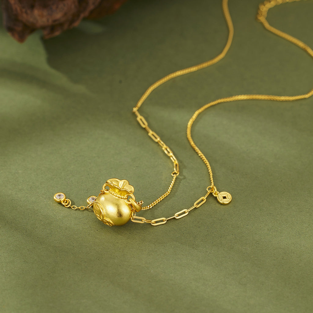 Damen Halskette mit einzigartigem Anhänger aus hochwertigem Gold und funkelnden Details Shop Nory