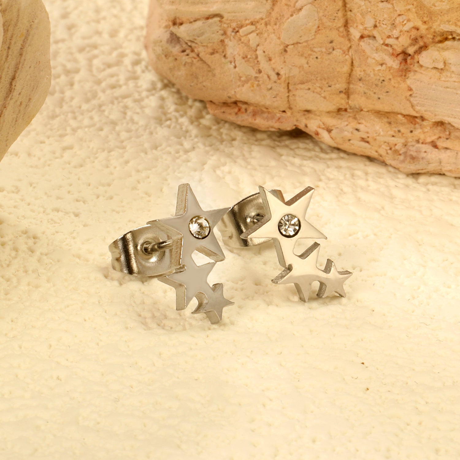 Damen Edelstahl Ohrstecker mit funkelnden Sternen und zarten Kristallakzenten Shop Nory