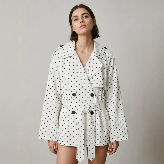 Damen Kurztrench mit Doppelreiher, Taillengürtel und Punkteprint Shop Nory