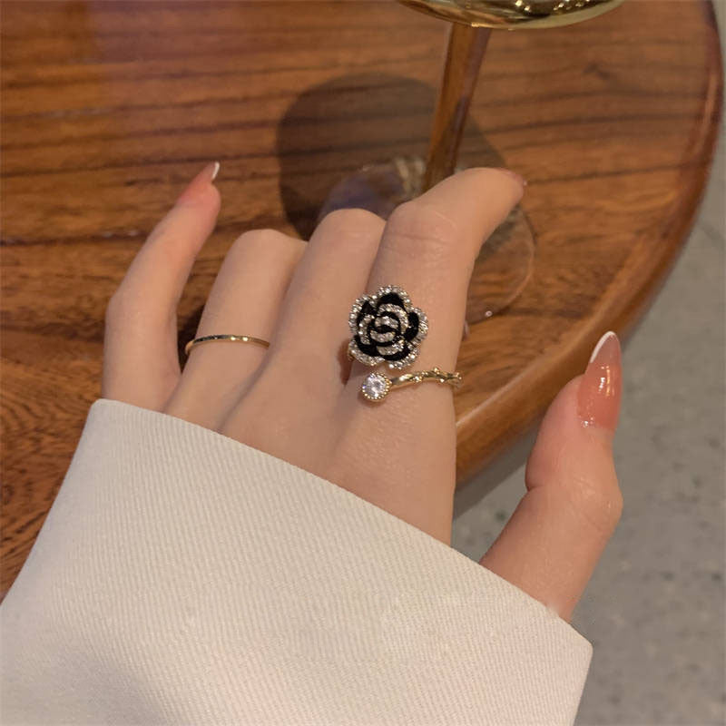 Damen Ring mit floralen Rosenmuster und funkelnden Akzenten Shop Nory