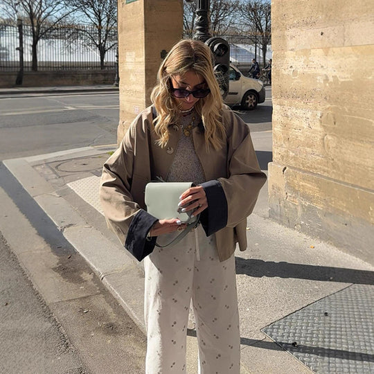 Damen Boxy-Übergangsjacke mit kontrastkragen, verdeckter Knopfleiste und verlängerten Ärmeln Shop Nory