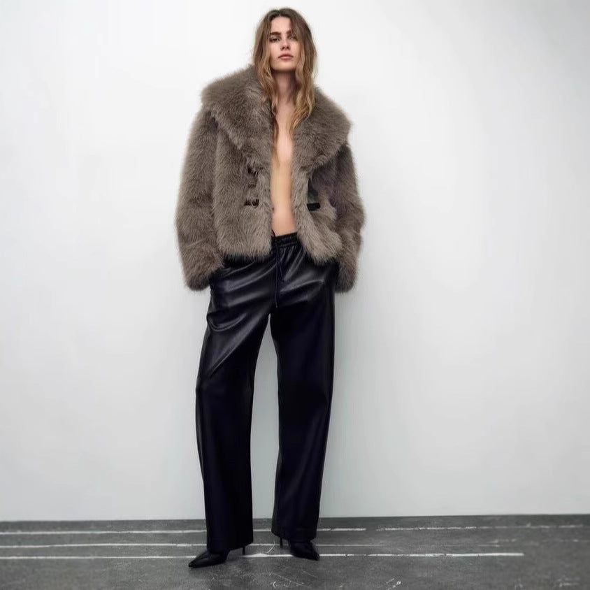 Damen Kurzjacke aus luxuriösem Kunstpelz mit Schalkragen und dekorativen Schnallenverschlüssen Shop Nory
