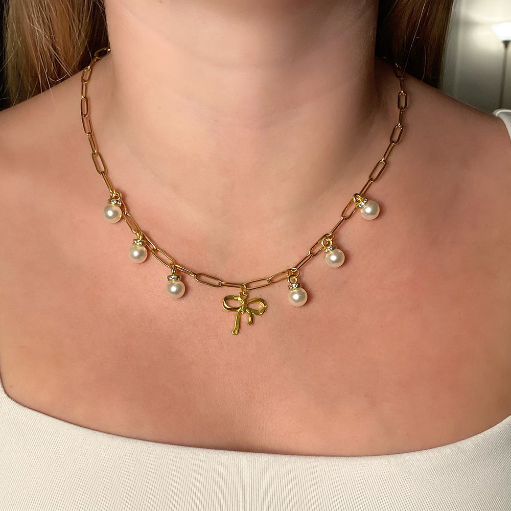 Damen Halskette mit eleganten Perlenakzenten und einzigartigem Schleifenanhänger Shop Nory