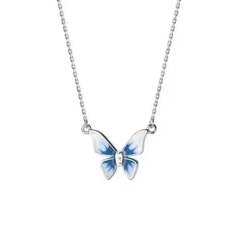 Damen Halskette mit filigranem Schmetterlingsanhänger und funkelnden Akzenten Shop Nory