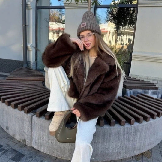 Damen Kurzblouson aus veganem Hochflor‑Kunstpelz mit extraweichem Volumen und offener Front Shop Nory