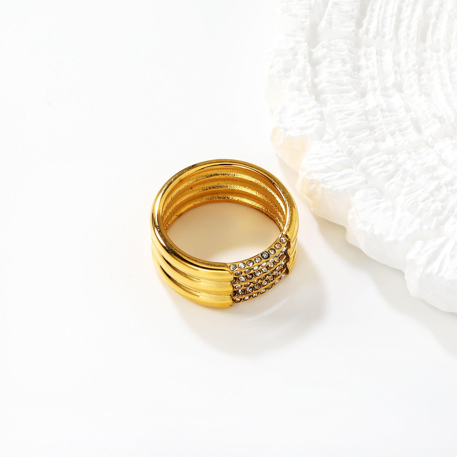 Damen Ring mit schimmernden Kristallen und elegantem Wellendesign Shop Nory