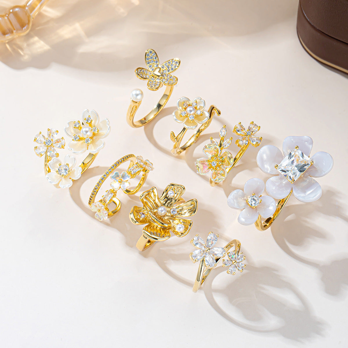 Damenring mit filigranem Blumenmuster und funkelnden Zirkonia Shop Nory