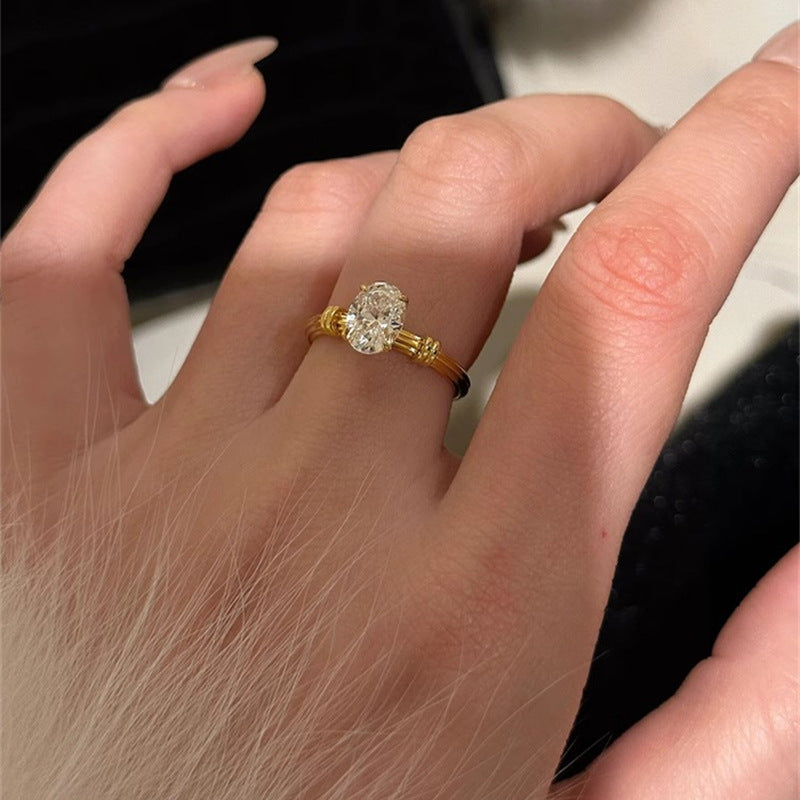 Damenring mit ovalem Zirkonia und kunstvollen Zierbesätzen Shop Nory