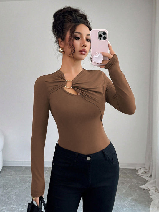 Damen figurbetontes Langarmshirt mit dekorativem Ring-Detail und asymmetrischem Keyhole-Ausschnitt Shop Nory