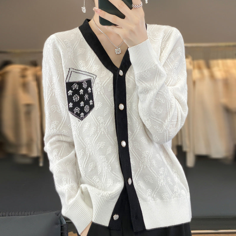 Damen Kurzgeschnittener V‑Neck-Cardigan mit Perlmuttknöpfen und kontrastierter Brusttasche Shop Nory