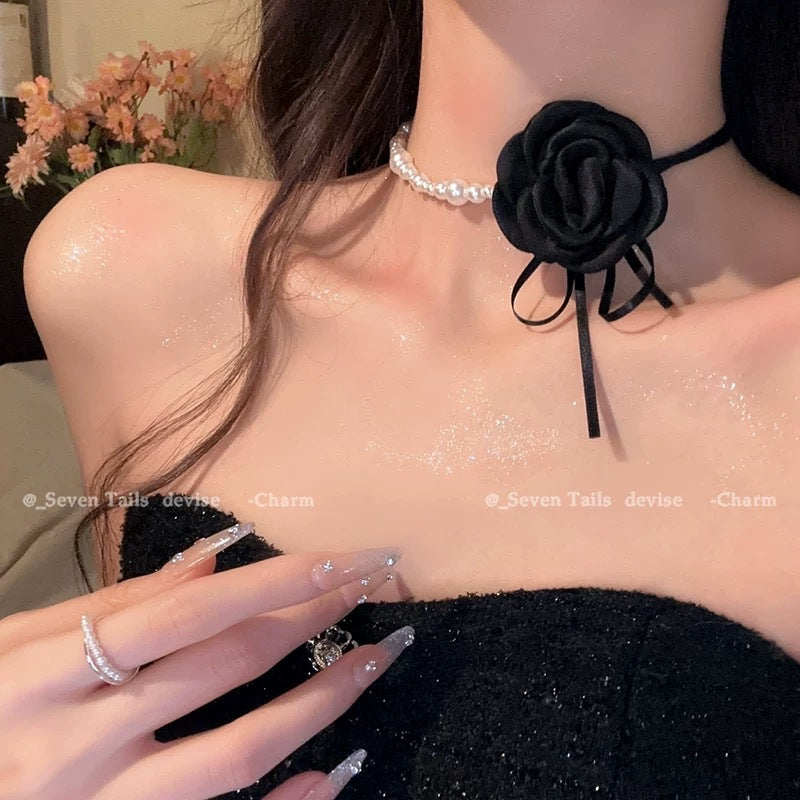 Damen Armband mit elegantem Perlendesign und kunstvollem Rosenanhänger Shop Nory