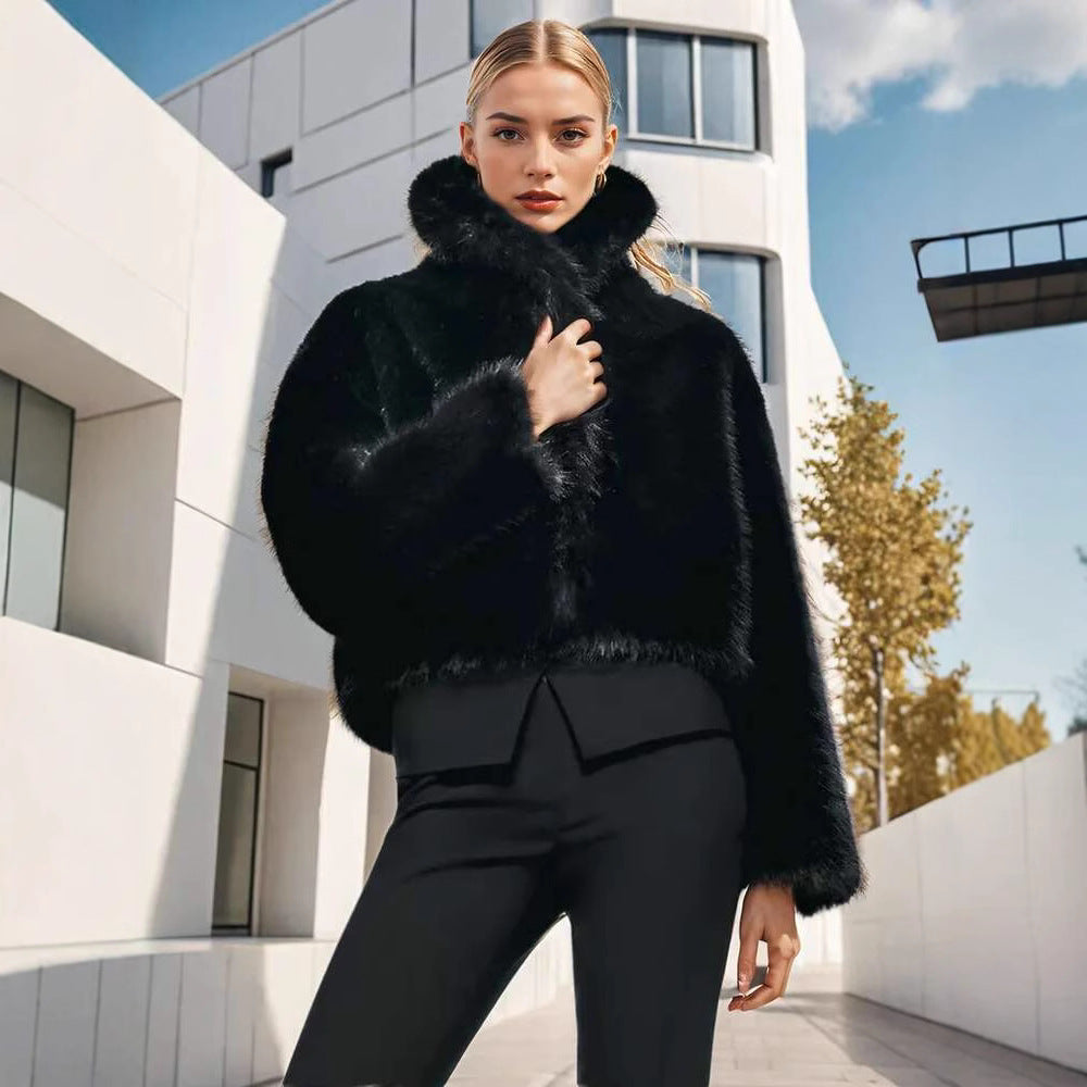 Damen Kurze Kapuzen-Faux-Fur-Jacke mit dichtem Hochflor, Boxy-Silhouette und elastischem Saum Shop Nory