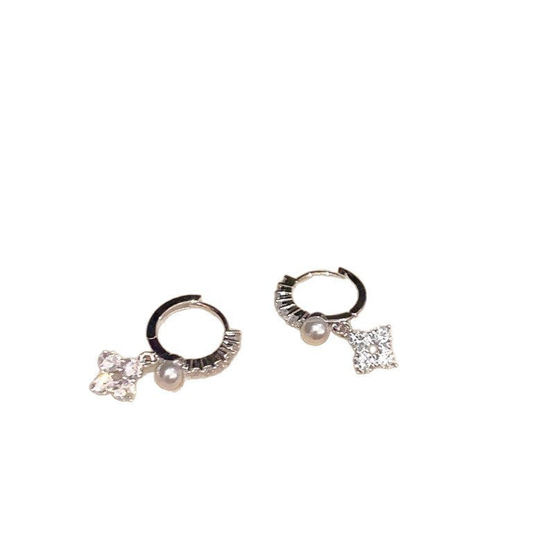 Damen Ohrstecker mit funkelndem Blumen-Design und Perle Shop Nory