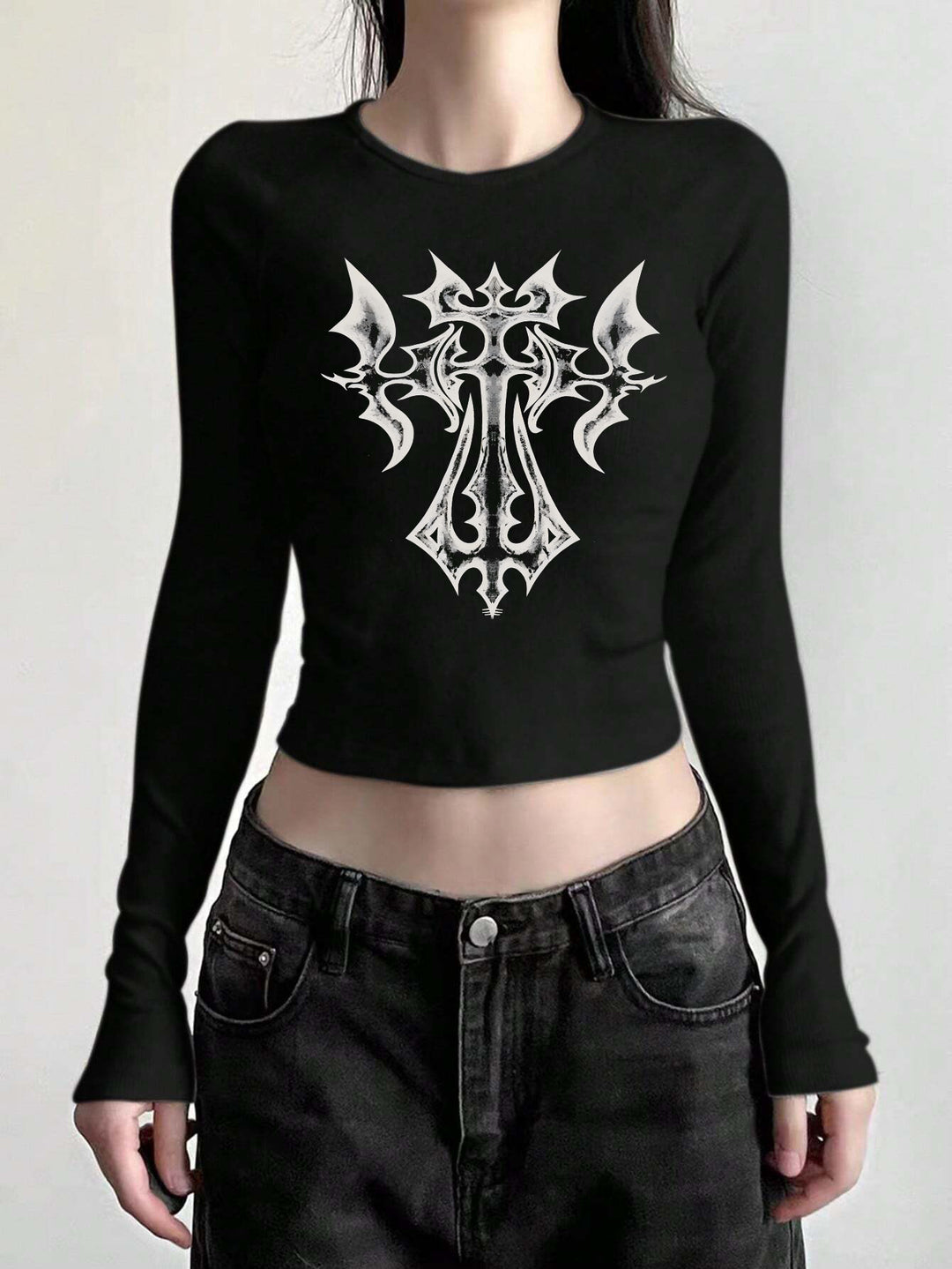 Damen nan figurbetontes langärmeliges Cropped-Shirt mit fotorealistischer Lippen-Collage und schmaler Passform Shop Nory