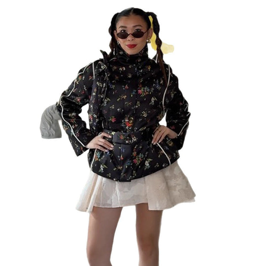 Damen Kurz geschnittene gesteppte Blousonjacke mit hohem Stehkragen, Paspelierung und floralem Allover-Print Shop Nory