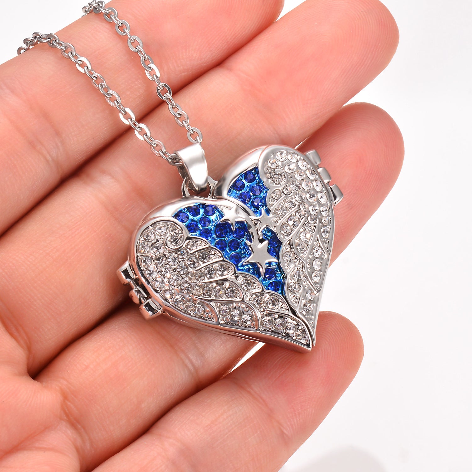 Damen Herzanhänger mit Flügel-Design und funkelnden Zirkonia Shop Nory