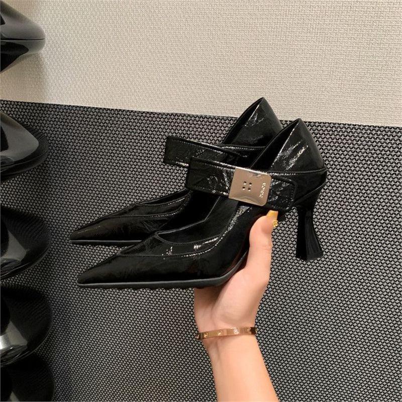 Damen Spitz zulaufende Mary-Jane‑Pumps mit breitem Riemen und geformtem Kitten‑Absatz Shop Nory