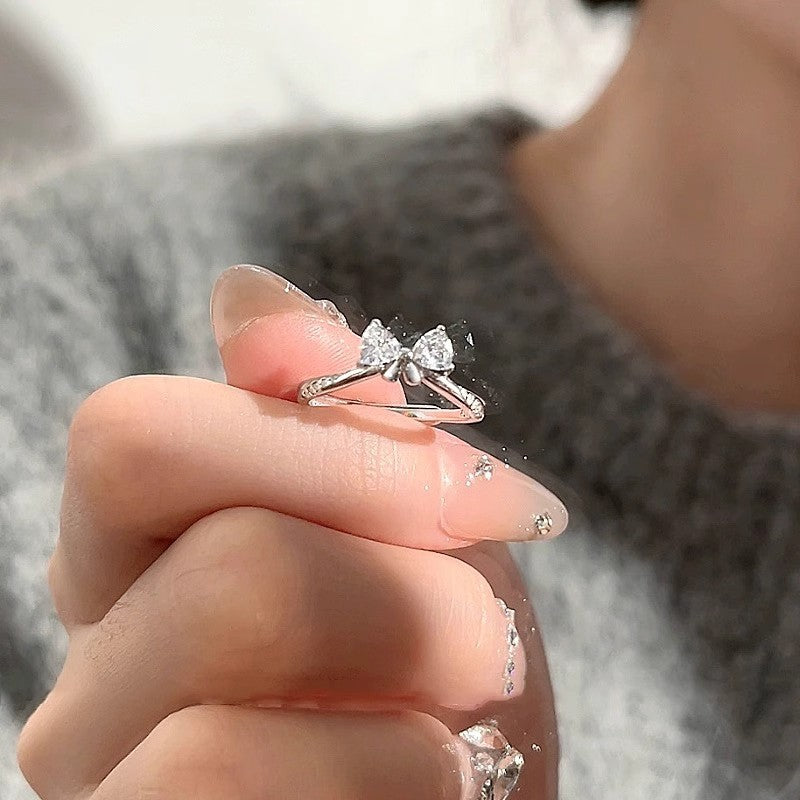 Damen zierlicher Ring mit Schleifenmotiv und funkelnden Akzenten Shop Nory