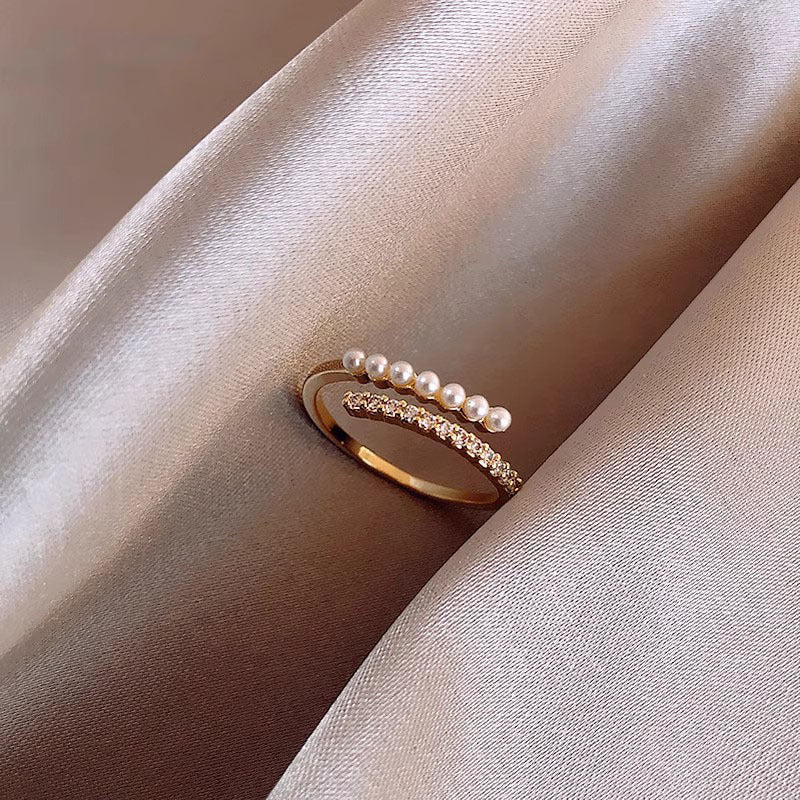 Damen eleganter Ring mit zarten Perlen und funkelnden Akzenten Shop Nory