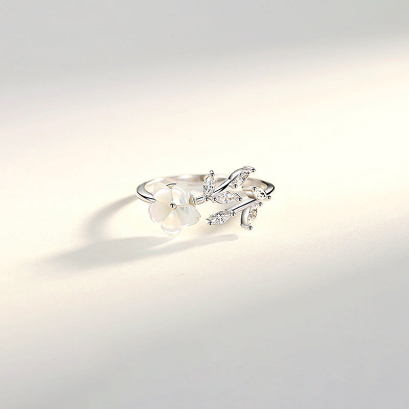 Damenring mit floralem Design und funkelnden Zirkonia Shop Nory