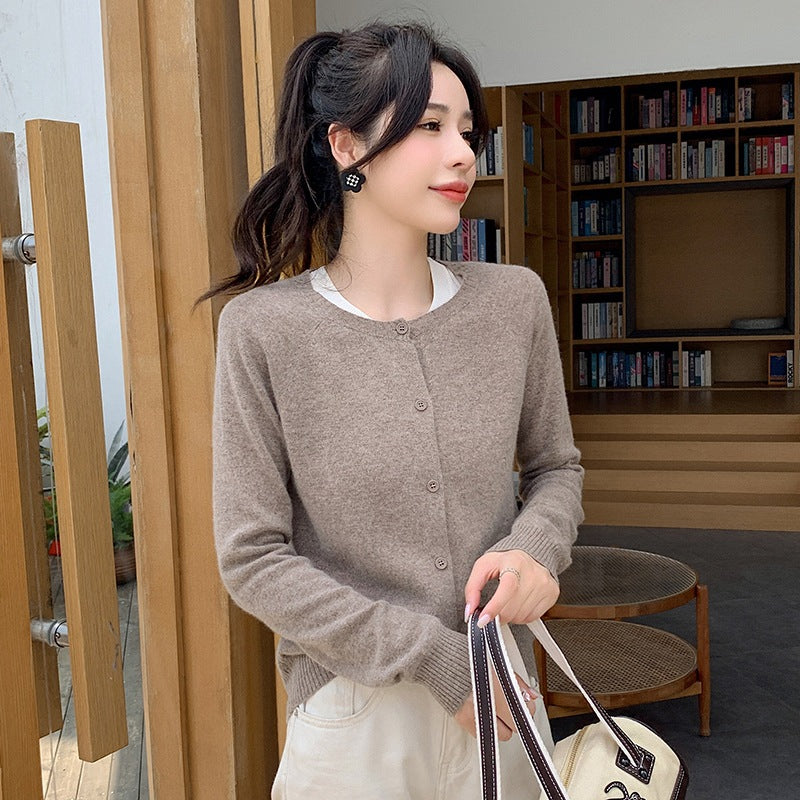 Damen Kurzgeschnittener Feinstrick-Cardigan mit Rundhalsausschnitt und kastiger Passform Shop Nory