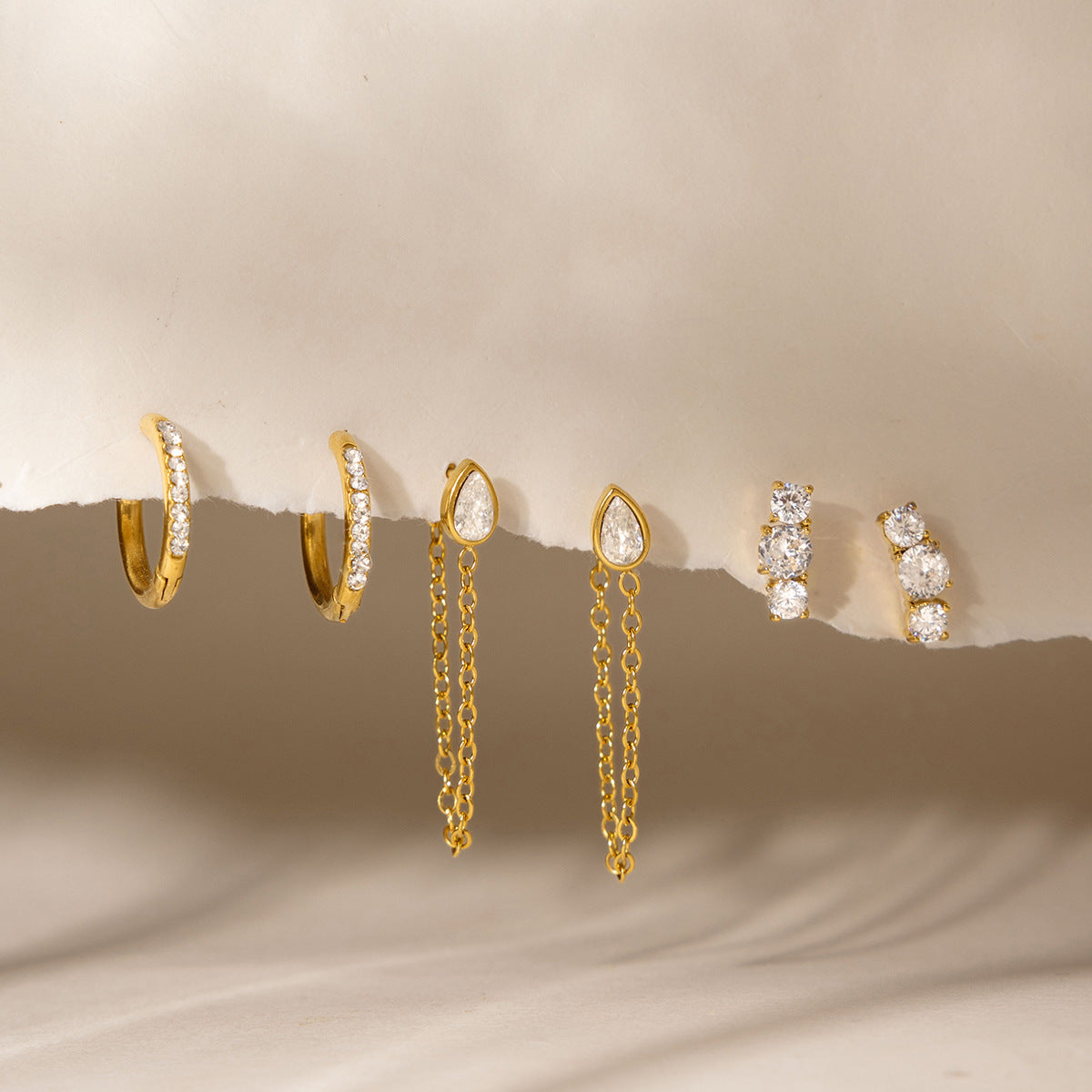 Damen Ohrhänger mit funkelnden Zirkonia und elegantem Kettenanhänger Shop Nory