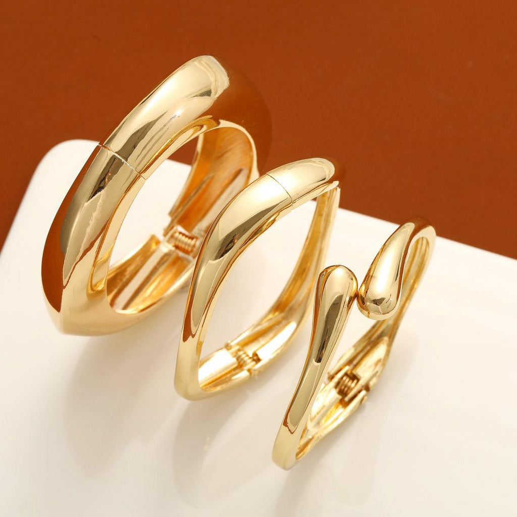 Damen Armband-Set mit elegantem, geschwungenem Design und luxuriösen Akzenten Shop Nory