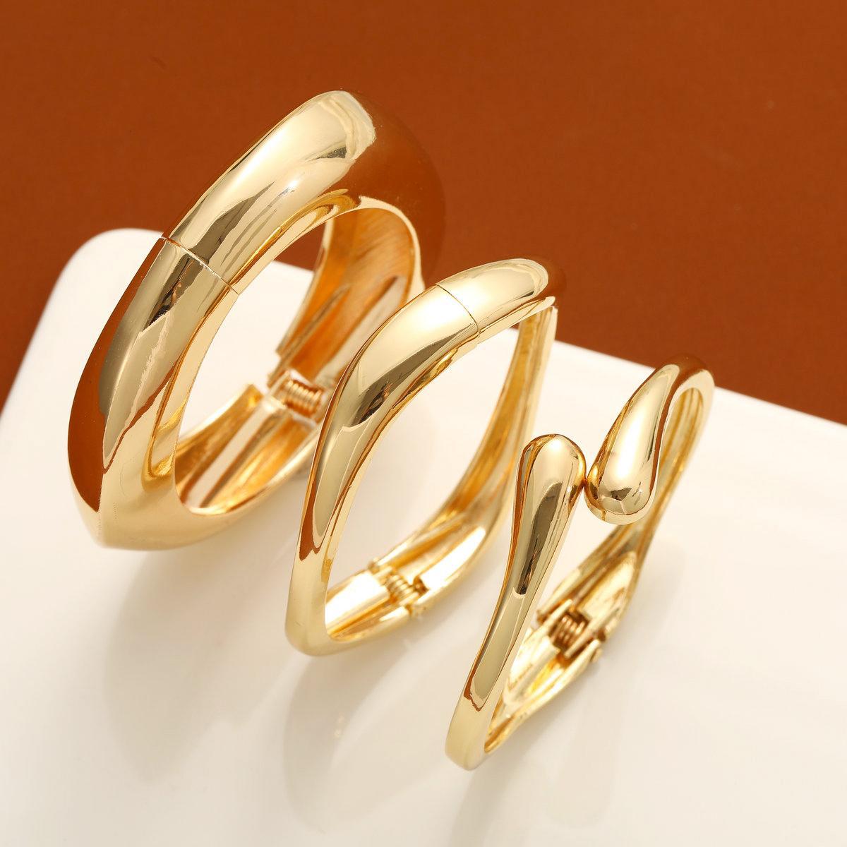 Damen Armband-Set mit elegantem, geschwungenem Design und luxuriösen Akzenten Shop Nory