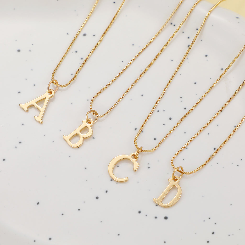 Damen Halskette mit modischem Initial-Anhänger in elegantem Design Shop Nory