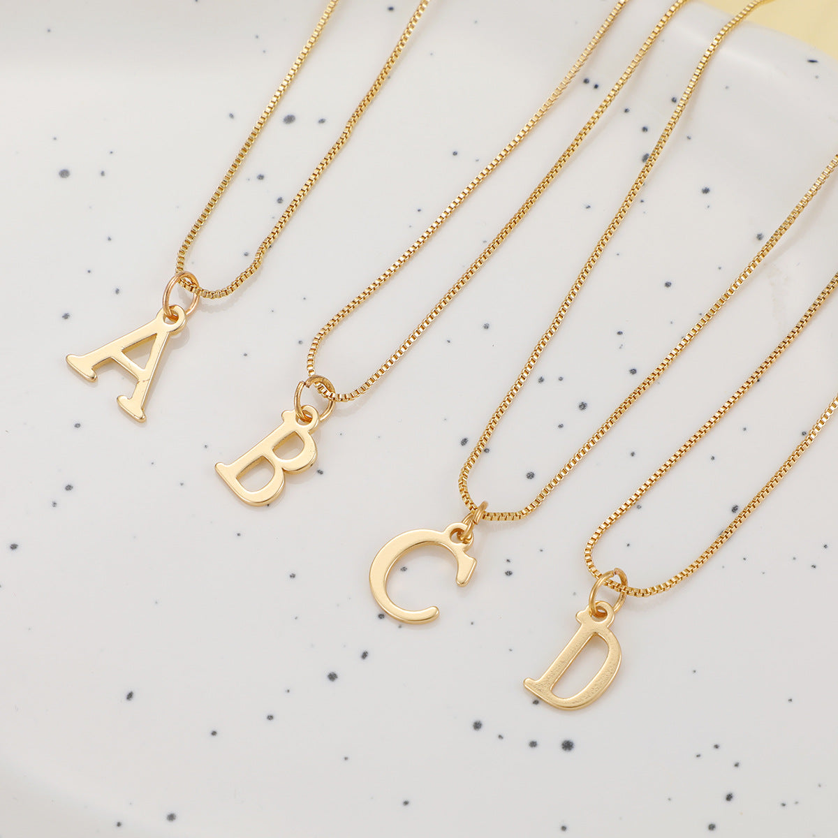Damen Halskette mit modischem Initial-Anhänger in elegantem Design Shop Nory