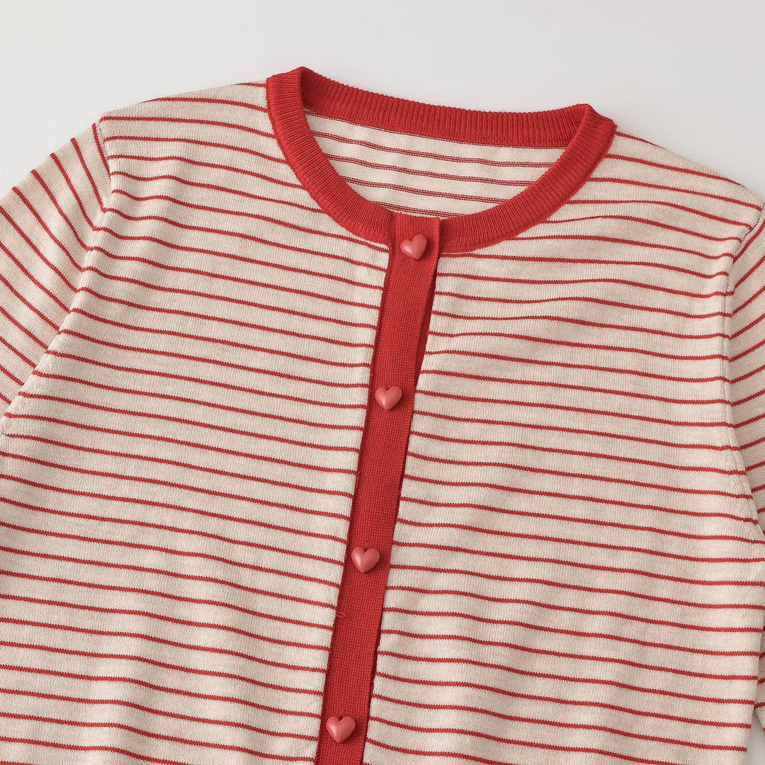 Damen Gestreifter Cropped Feinstrick-Cardigan mit Herzknöpfen und Rippeinfassungen Shop Nory