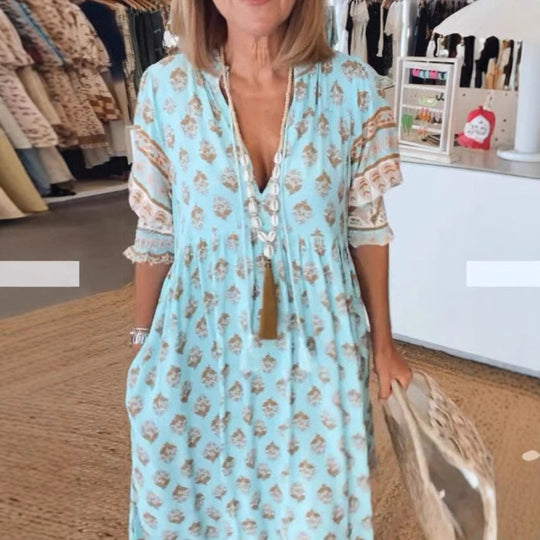 Frauen Boho Maxi Kleid aus leichtem Viskose-Mix mit V-Ausschnitt, Quastenbändchen, drei Viertelärmeln und seitlichen Taschen Shop Nory