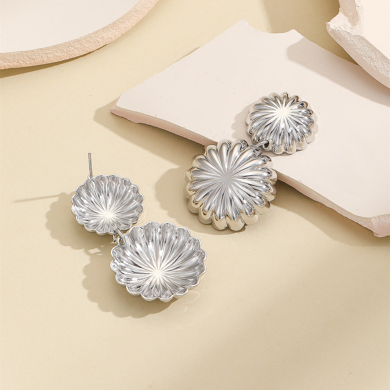 Damen Ohrringe mit skulpturalem, blütenförmigem Design Shop Nory