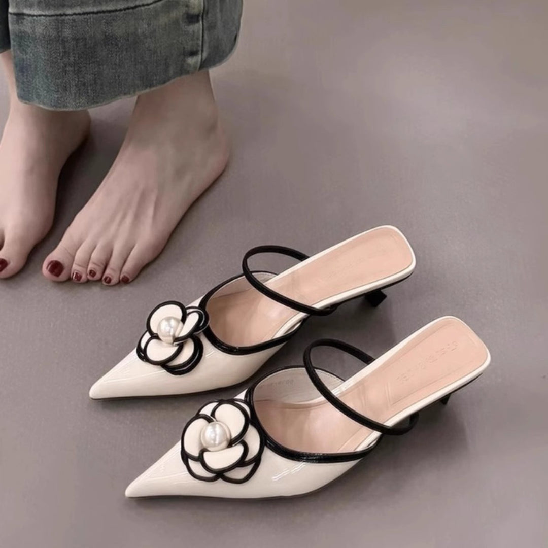 Damen Spitz zulaufende Mulepantoletten mit Blumenornament und zarter Riemchenführung Shop Nory