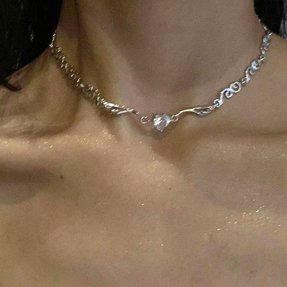 Damen Halskette mit funkelndem Schmetterlingsanhänger und eleganter Kettenstruktur Shop Nory