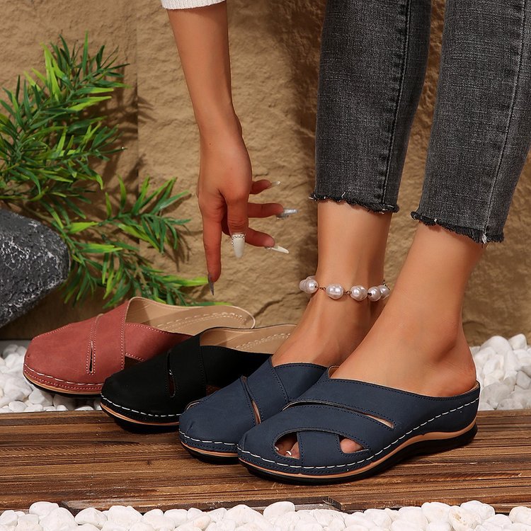 Damen Bequeme geschlossene Pantoletten mit Cut-Outs, gepolstertem Komfortfußbett und leichter Keilsohle Shop Nory