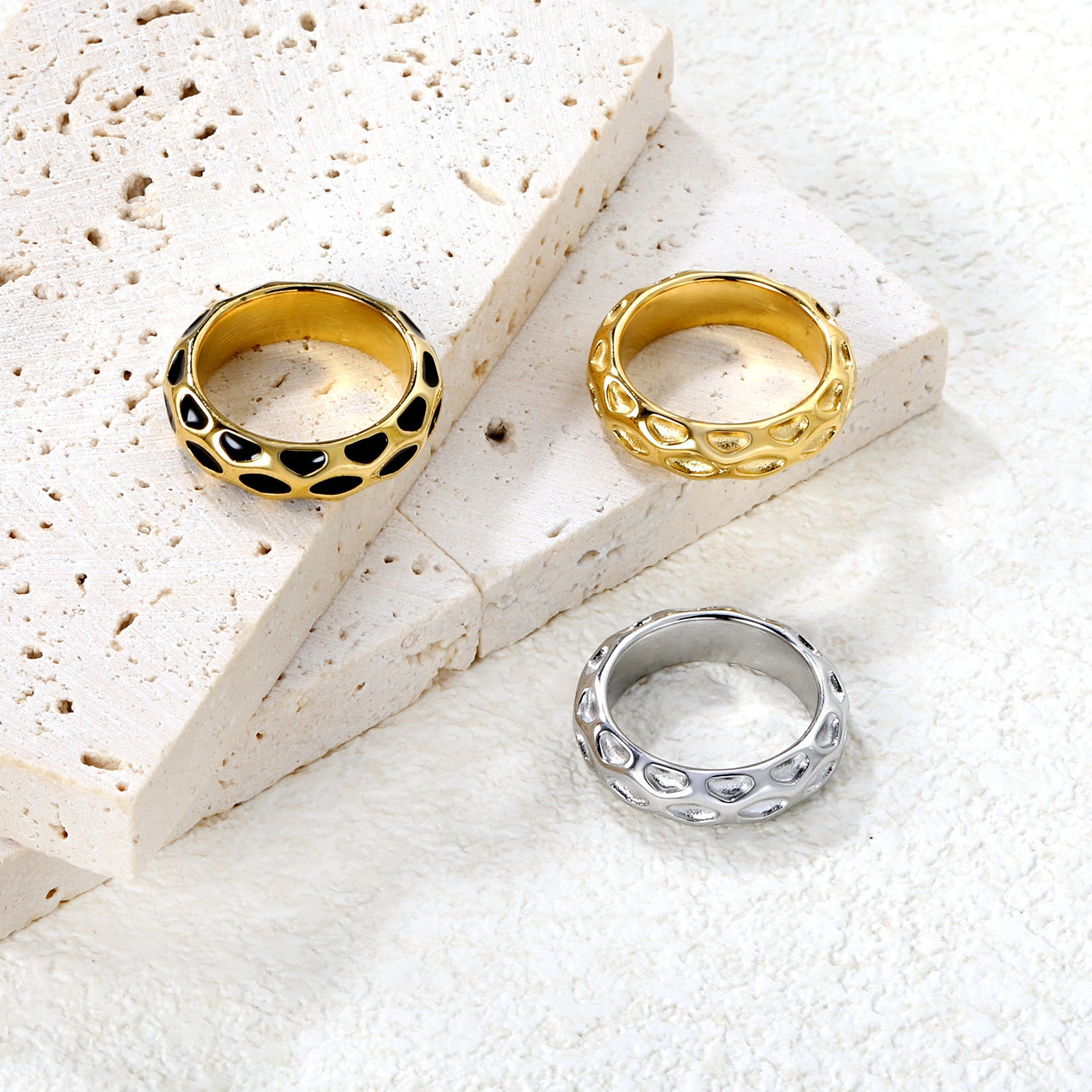 Damen Ring mit kunstvollem, strukturierten Design und glänzender Oberfläche Shop Nory