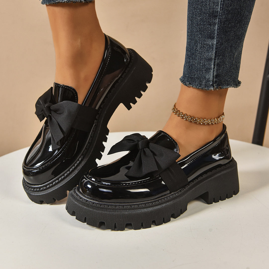 Damen Glänzende Plateau-Loafer mit übergroßer Zierschleife und grober Profilsohle Shop Nory
